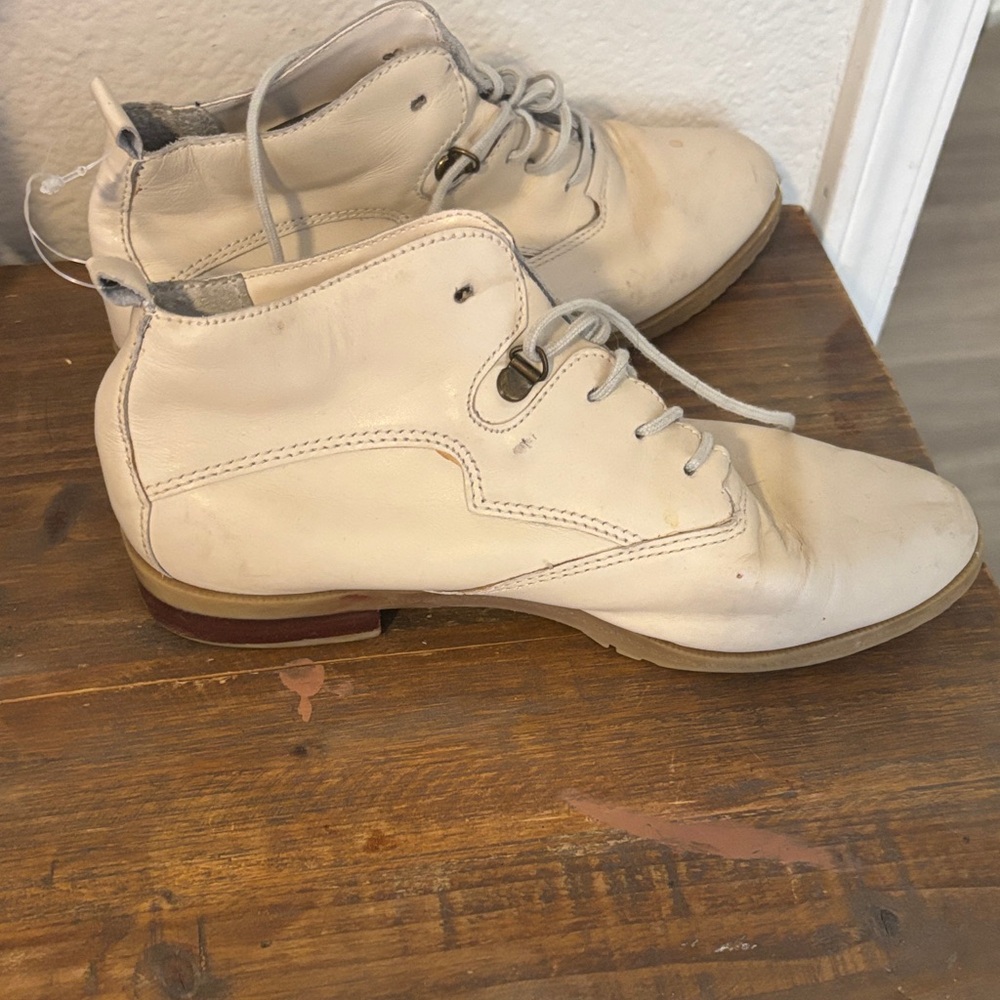 Women's Cream Chukka Boots